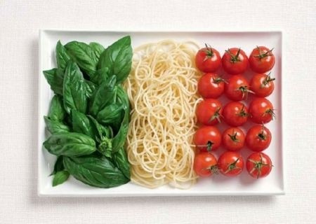 bandiera italiana spaghetti basilico e pomodori